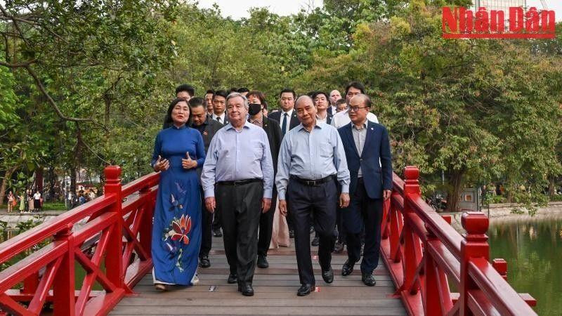 Chủ tịch nước Nguyễn Xuân Phúc và Tổng Thư ký Liên hợp quốc António Guterres đi qua cầu Thê Húc vào Đền Ngọc Sơn. (Ảnh: DUY LINH)
