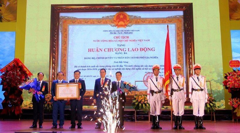 Thừa ủy quyền của Chủ tịch nước, Bí thư Tỉnh ủy Đắk Nông Ngô Thanh Danh trao Huân chương Lao động hạng Ba cho Đảng bộ, chính quyền và nhân dân thành phố Gia Nghĩa.