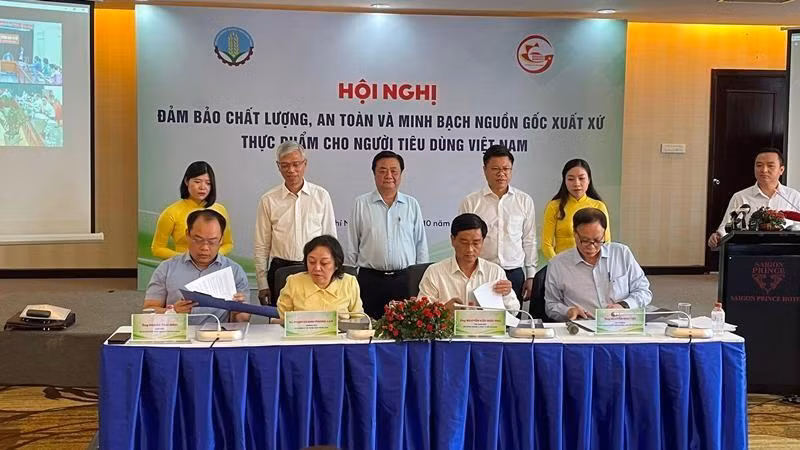Đại diện các cơ quan thuộc Bộ Nông nghiệp và Phát triển nông thôn và Thành phố Hồ Chí Minh ký thỏa thuận tăng cường kiểm soát nguồn gốc thực phẩm. 
