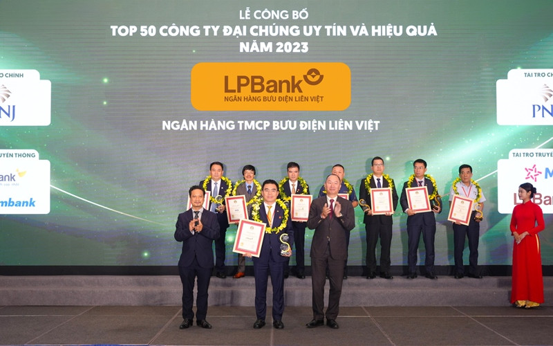 Ông Hồ Nam Tiến – Tổng Giám đốc LPBank (ở giữa) nhận cúp và chứng nhận từ Ban tổ chức. 