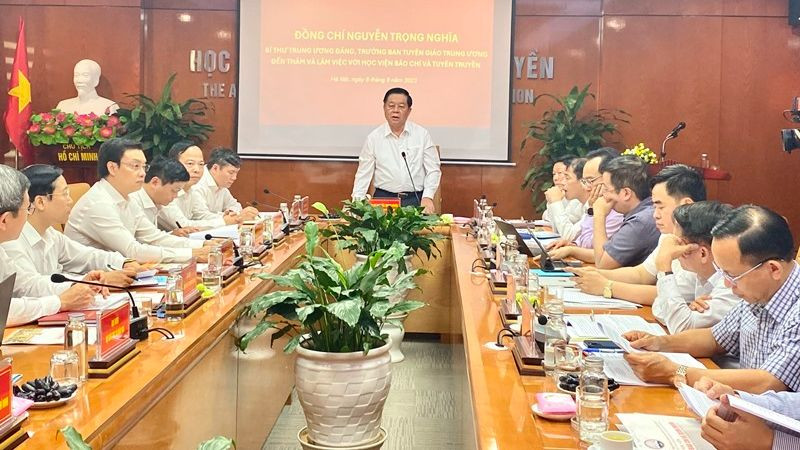 Đồng chí Nguyễn Trọng Nghĩa phát biểu tại buổi làm việc.