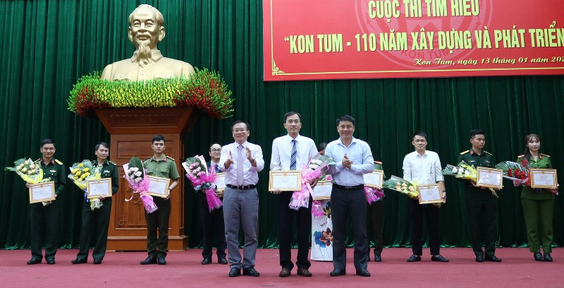 Trao giải Nhất cuộc thi viết cho Nguyễn Duy Phước, phường Thắng Lợi, thành phố Kon Tum. 