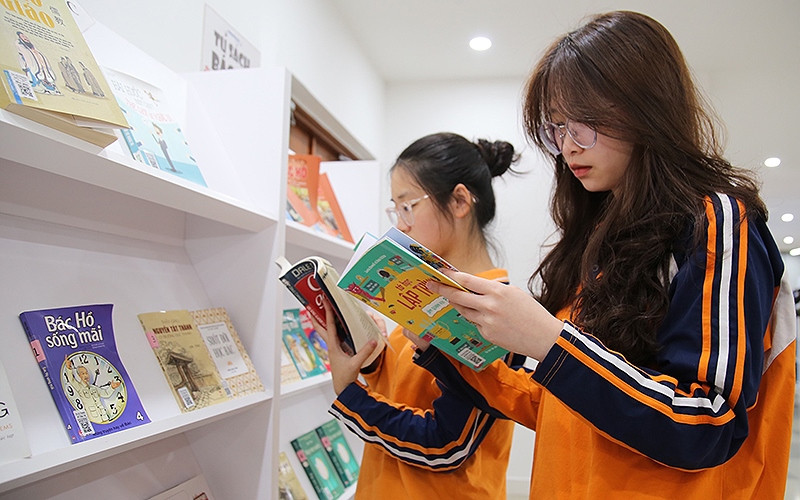 Các bạn trẻ say mê tìm hiểu kiến thức tại Lễ phát động Chương trình “Mỗi thanh niên, một cuốn sách làm bạn” năm 2023.