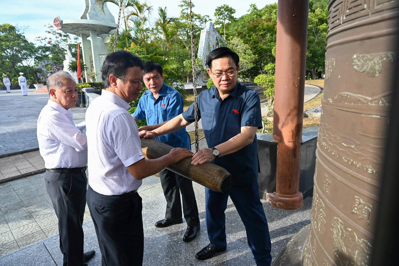 Chủ tịch Quốc hội Vương Đình Huệ và các đại biểu thỉnh chuông tại tháp chuông Hòa Bình ở Nghĩa trang liệt sĩ thành phố Huế.