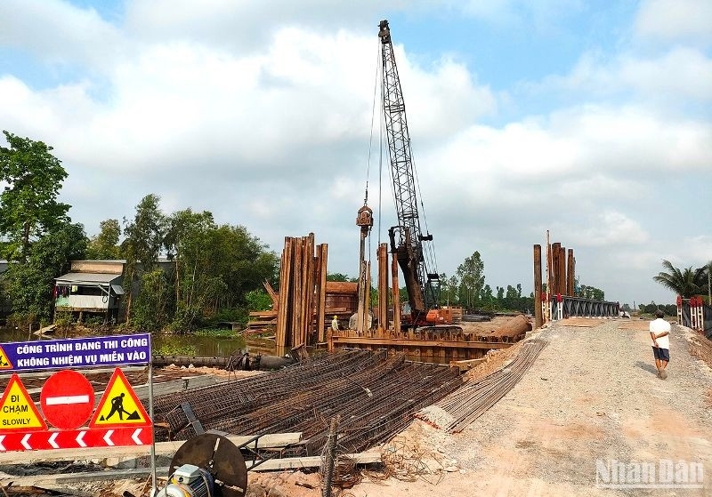 Một số khu vực thi công công trình tuyến tránh Quốc lộ 30 không rào chắn, để người dân đi vào công trường dễ dàng.