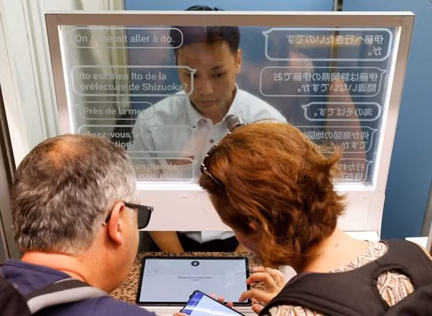 Màn hình dịch tự động đặt tại nhà ga Seibu-Shinjuku ở Tokyo, Nhật Bản. (Ảnh: Reuters)