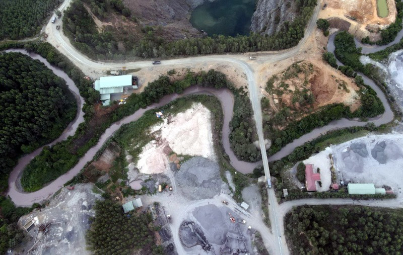 Nước sông Buông đã chuyển sang màu đục do hoạt động rửa đá, cát từ các cơ sở ven sông xả trực tiếp ra môi trường.