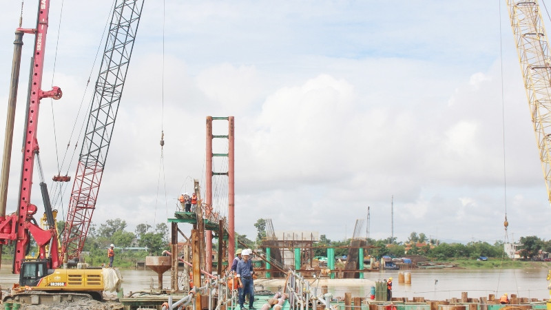 Trên công trường xây dựng Dự án Đường ven biển kết nối hành lang kinh tế đông tây, tỉnh Quảng Trị giai đoạn 1.
