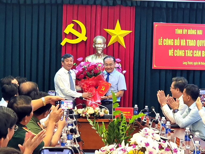 Đồng chí Hồ Thanh Sơn, Phó Bí thư Thường trực Tỉnh ủy Đồng Nai trao quyết định cho đồng chí Huỳnh Minh Dũng. 