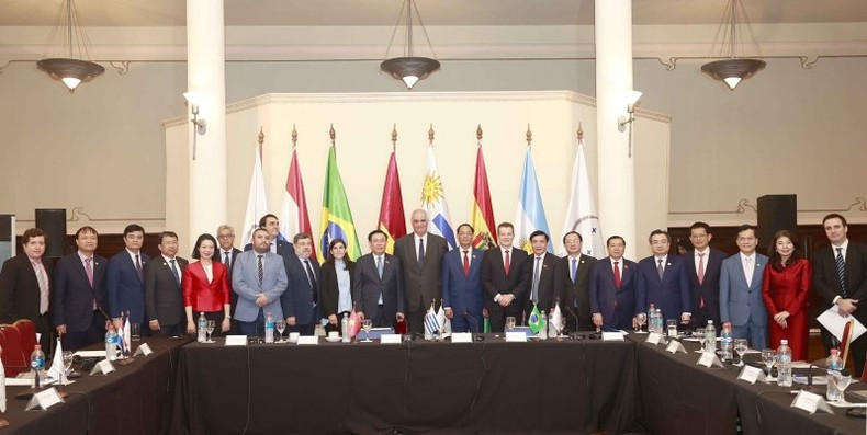 Chủ tịch Quốc hội Vương Đình Huệ và ông Gustavo Penades (bên phải), Chủ tịch Nghị viện Mercosur với đại biểu. (Ảnh: Doãn Tấn/TTXVN) 
