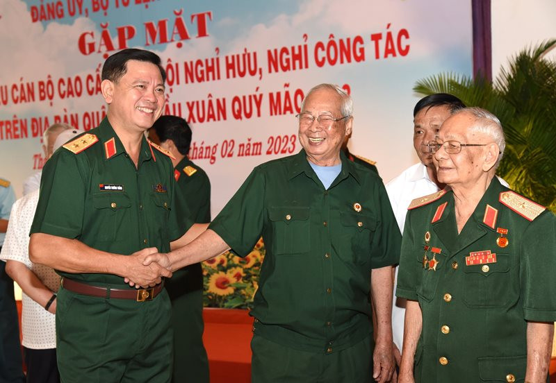 Trung tướng Nguyễn Trường Thắng, Ủy viên Trung ương Đảng, Tư lệnh Quân khu và các đại biểu. 