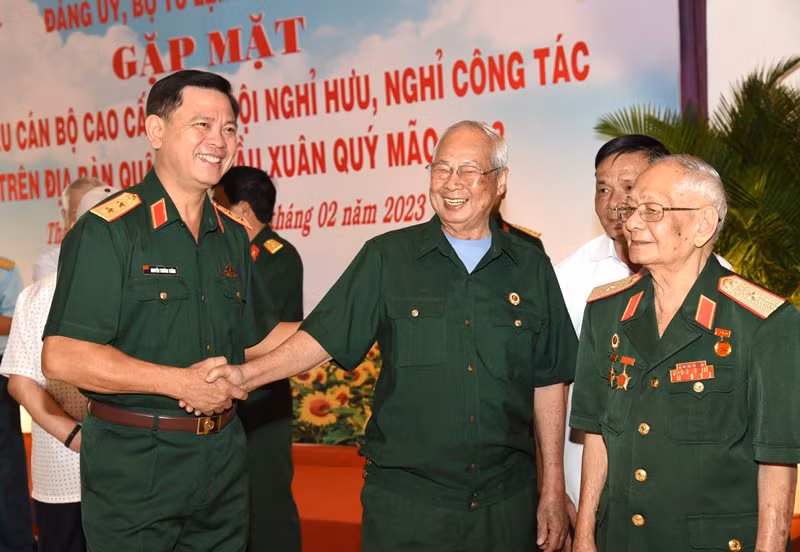 Trung tướng Nguyễn Trường Thắng, Ủy viên Trung ương Đảng, Tư lệnh Quân khu và các đại biểu. 