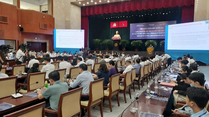 Quang cảnh Hội thảo quốc gia “Chính sách thu hút, đầu tư, đào tạo, bồi dưỡng đội ngũ trí thức khoa học, công nghệ trong bối cảnh mới”. 