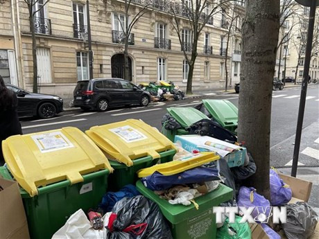 Theo thông tin từ Tòa thị chính Paris, hiện lượng rác thải ùn ứ trên các đường phố đã lên tới 9.300 tấn. (Ảnh: Thu Hà/TTXVN)