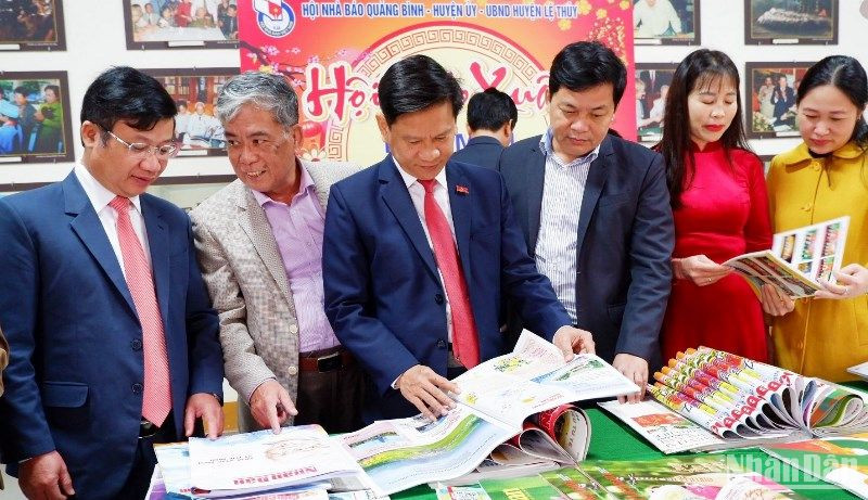 Đại diện lãnh đạo Ban Tuyên giáo Tỉnh ủy Quảng Bình và huyện Lệ Thủy dự Hội báo Xuân 20023.