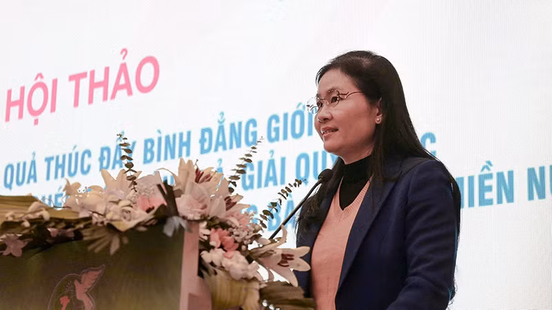 Đồng chí Tôn Ngọc Hạnh, Ủy viên dự khuyết Trung ương Đảng, Phó Chủ tịch Hội Liên hiệp Phụ nữ Việt Nam, Phó Trưởng Ban Chỉ đạo Dự án 8 Trung ương phát biểu ý kiến khai mạc hội thảo. 