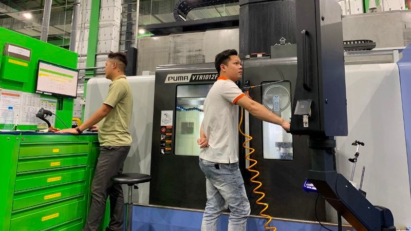 Sản xuất thiết bị công nghệ cao tại Khu công nghệ cao Hòa Lạc.