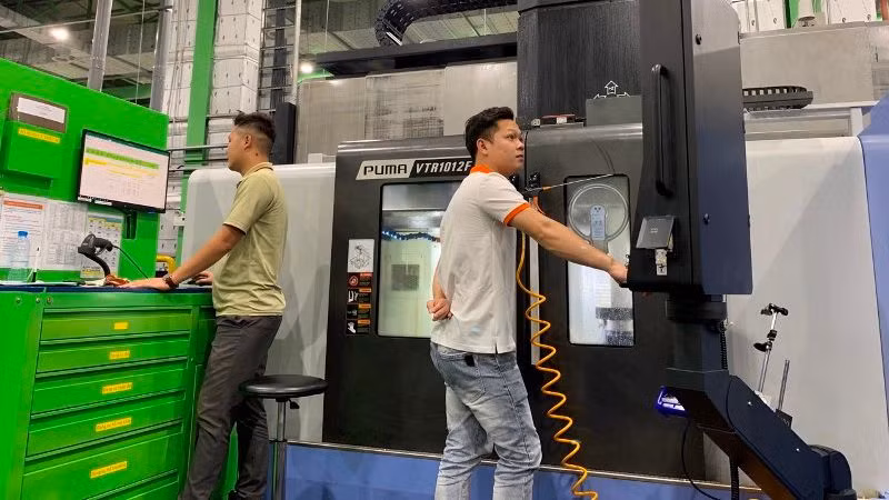 Sản xuất thiết bị công nghệ cao tại Khu công nghệ cao Hòa Lạc.