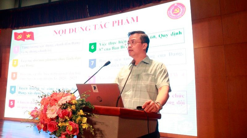 Lãnh đạo Ban Tuyên giáo, Đảng ủy Khối Doanh nghiệp Trung ương giới thiệu kế hoạch, thể lệ Giải Búa liềm vàng Khối Doanh nghiệp Trung ương năm 2023.