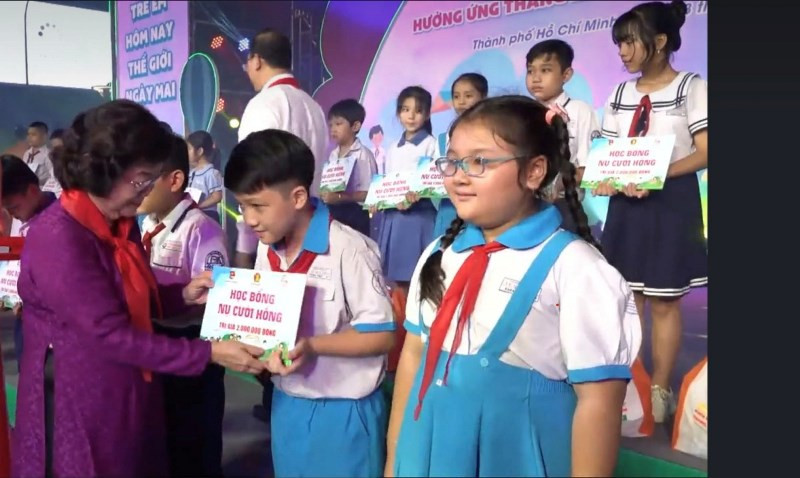 Đồng chí Trương Mỹ Hoa tặng quà cho các em thiếu nhi nhân dịp hè 2023. 
