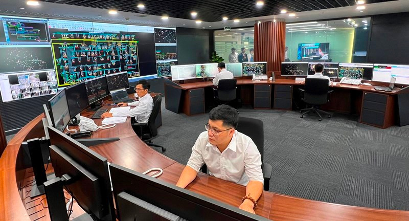 Các kỹ sư đang vận hành Trung tâm Điều độ hệ thống điện Thành phố Hồ Chí Minh (thuộc EVNHCMC).