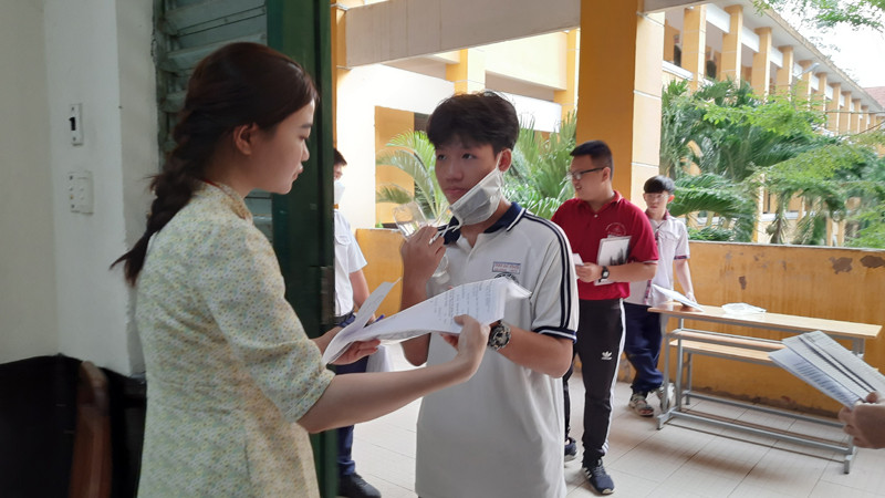Các thí sinh làm thủ tục vào phòng thi. 