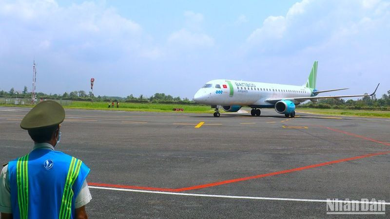 Tàu bay phản lực Embraer VN-A269 bay thử nghiệm đáp thành công tại Cảng hàng không Cà Mau vào trưa 20/4.