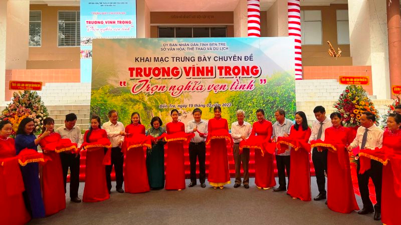 Lãnh đạo dự lễ cắt băng khai mạc trưng bày chuyên đề “Trương Vĩnh Trọng - Trọn nghĩa vẹn tình”. 