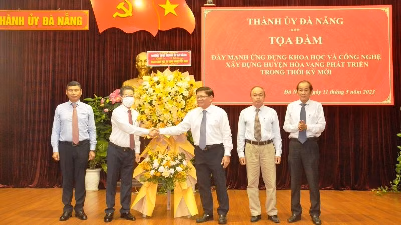 Lãnh đạo thành phố tặng hoa cho các nhà khoa học, chuyên gia… nhân Ngày Khoa học và Công nghệ Việt Nam. 