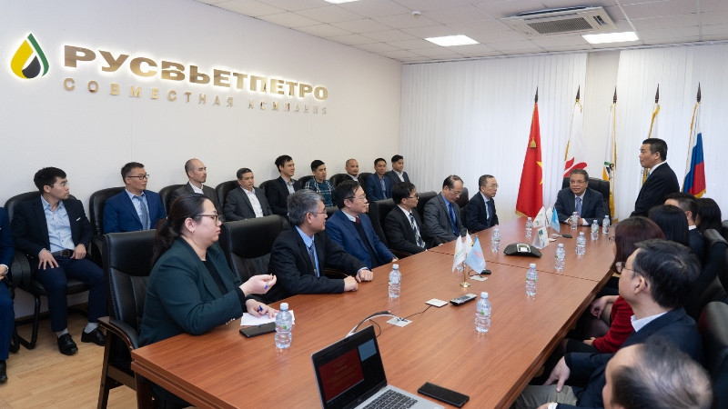 Đại sứ Đặng Minh Khôi trò chuyện với nhân viên Rusvietpetro.