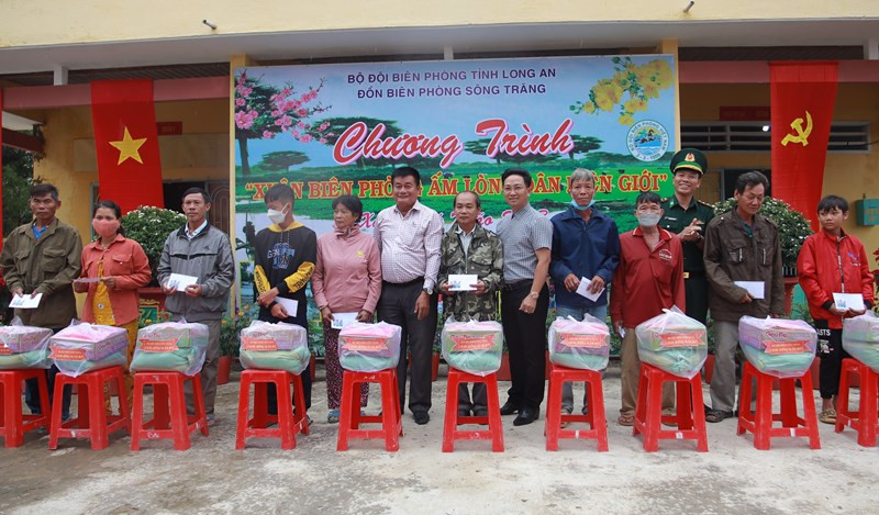 Người dân khó khăn vùng biên giới Long An nhận quà Tết tại Đồn Biên phòng Sông Trăng.