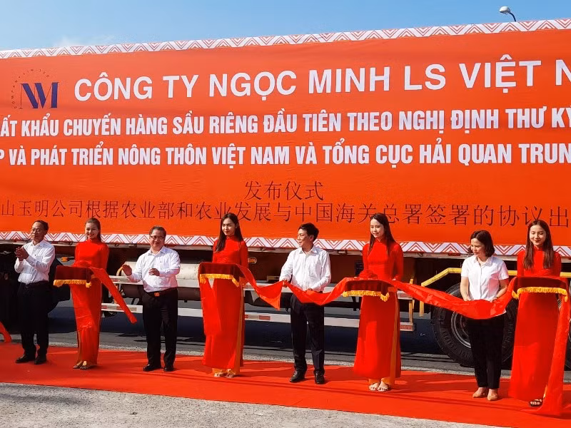 Thực hiện nghi thức xuất khẩu chính ngạch chuyến hàng sầu riêng đầu tiên từ Cần Thơ sang Trung Quốc.