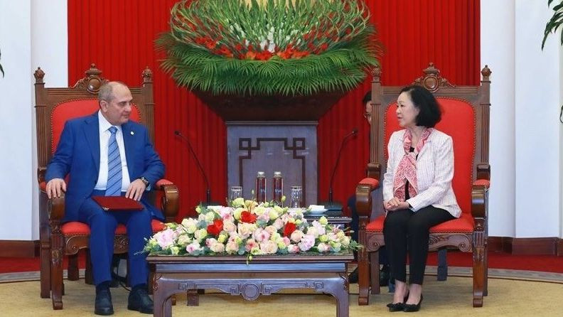 Đồng chí Trương Thị Mai tiếp Phó Chủ tịch Đảng, Chánh Văn phòng Trung ương Đảng Azerbaijan Mới Tahir Budagov. (Ảnh: Phương Hoa/TTXVN)