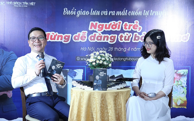 Diễn giả Lê Anh Tuấn (bên trái) giới thiệu cuốn sách “Người trẻ, đừng dễ dàng từ bỏ ước mơ!”.