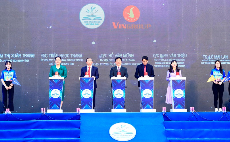 Đại biểu nhấn nút khởi động Dự án “Người dân Khánh Hòa nói tiếng Anh”.