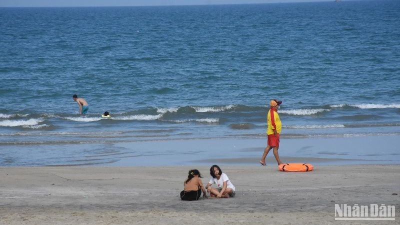 Lực lượng cứu hộ trực trên bãi biển Đà Nẵng. 