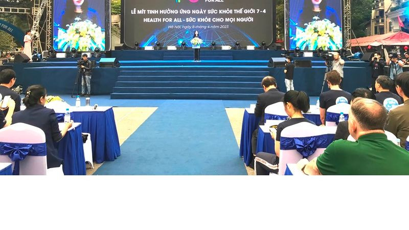 Bộ trưởng Y tế Đào Hồng Lan phát biểu tại lễ mít-tinh. 