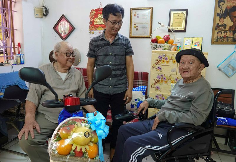 Nghệ sĩ Ưu tú Hùng Minh (bìa trái) vui mừng khi được tặng xe điện.