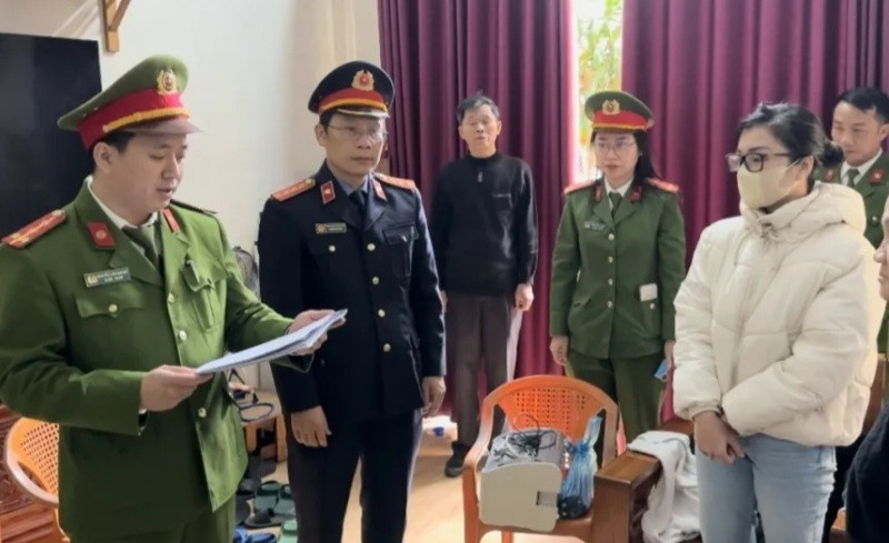 Công an Quảng Bình tống đạt quyết định khởi tố bị can đối với Nguyễn Hà Linh. (Ảnh: Công an Quảng Bình)