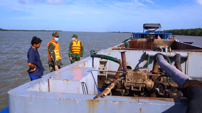 Bộ đội Biên phòng tỉnh Tiền Giang bắt một tàu khai thác cát trái phép trong khu vực biên giới biển. 