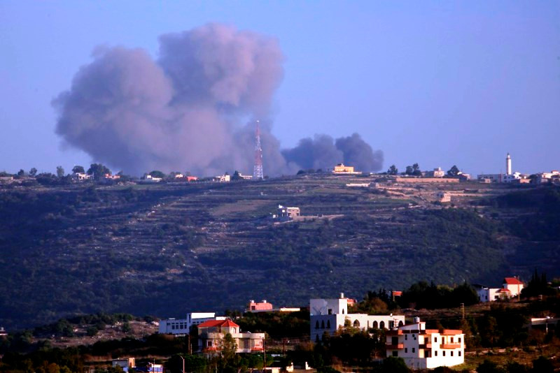 Khói bốc lên sau cuộc không kích của Israel xuống khu vực nằm giữa Ramia và Al-Quzah, Liban ngày 3/12/2023. (Ảnh: THX/TTXVN)