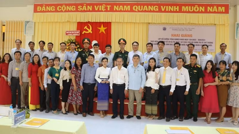 Các học viên khóa bồi dưỡng tiếng Khmer chụp ảnh lưu niệm cùng lãnh đạo Tỉnh ủy, Ủy ban nhân dân tỉnh Trà Vinh. 