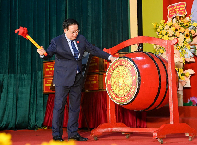 [Ảnh] Chủ tịch Quốc hội dự khai giảng năm học mới tại Trường Hữu nghị T78