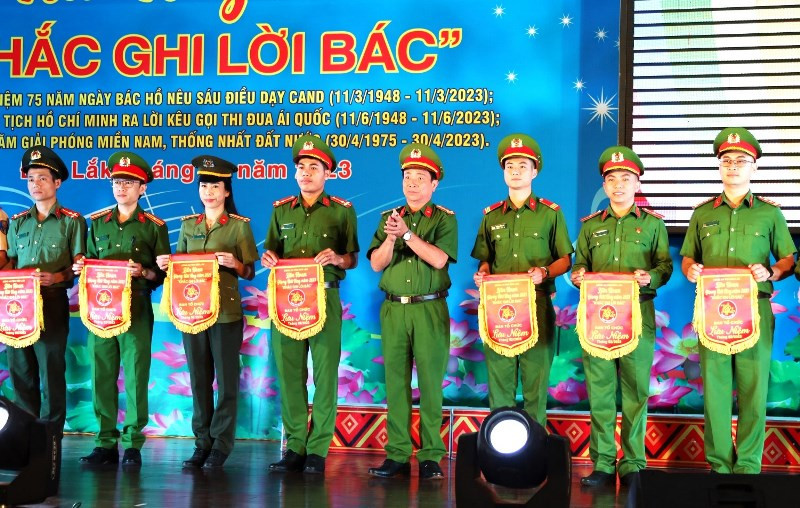 Ban Tổ chức liên hoan tặng cờ lưu niệm cho các đơn vị tham gia. 