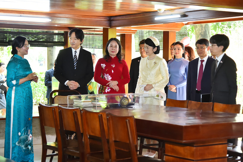 [Ảnh] Hoàng Thái tử Nhật Bản Akishino tham quan Khu di tích Chủ tịch Hồ Chí Minh