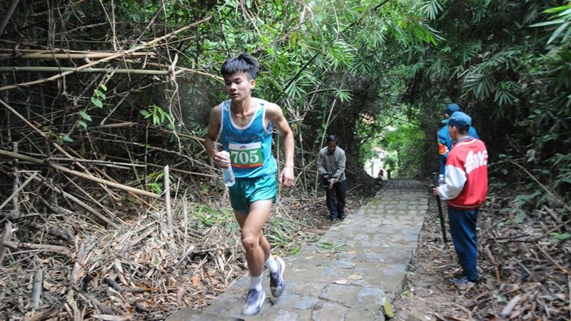 Vận động viên chinh phục đường chạy tại núi Bà Rá. 