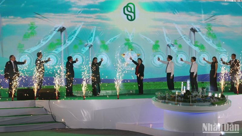 Nghi thức chạm nút hành động khởi động dự án xây dựng nhà máy sản xuất hydro xanh Trà Vinh. 