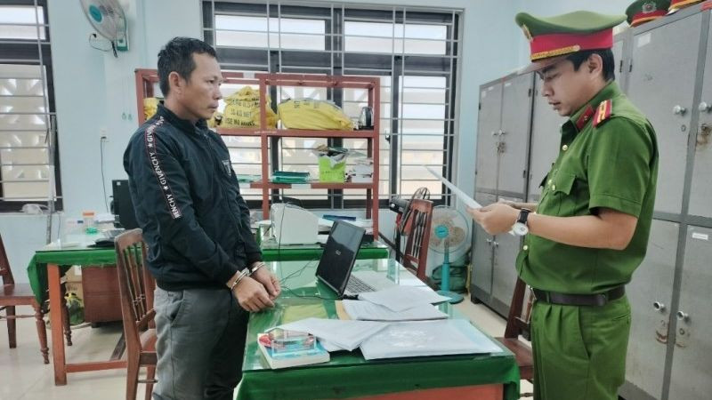 Công an huyện Tư Nghĩa đọc lệnh bắt khẩn cấp đối tượng Trương Đình Nhạt. (Ảnh: Công an huyện Tư Nghĩa cung cấp).