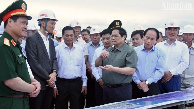 Thủ tướng Phạm Minh Chính nghe các đơn vị báo cáo tình hình tiến độ xây dựng các bến cảng tại Cảng cửa ngõ quốc tế Hải Phòng. (Ảnh: Trần Hải)