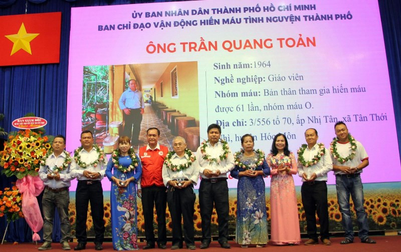 Ban Tổ chức tôn vinh 8 gương ưu tú có thành tích hiến máu nhiều lần được bình chọn tham dự chương trình Lễ Tôn vinh cấp quốc gia. 